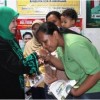 Bunda Wwarna saat memberikan bantuan modal kepada warga miskin.